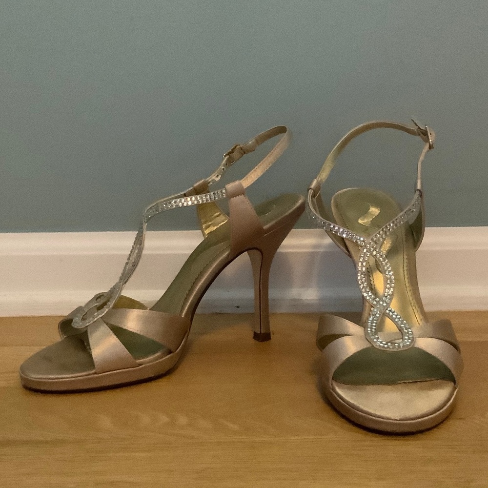 Mia, special occasion heels, size 8, gold
